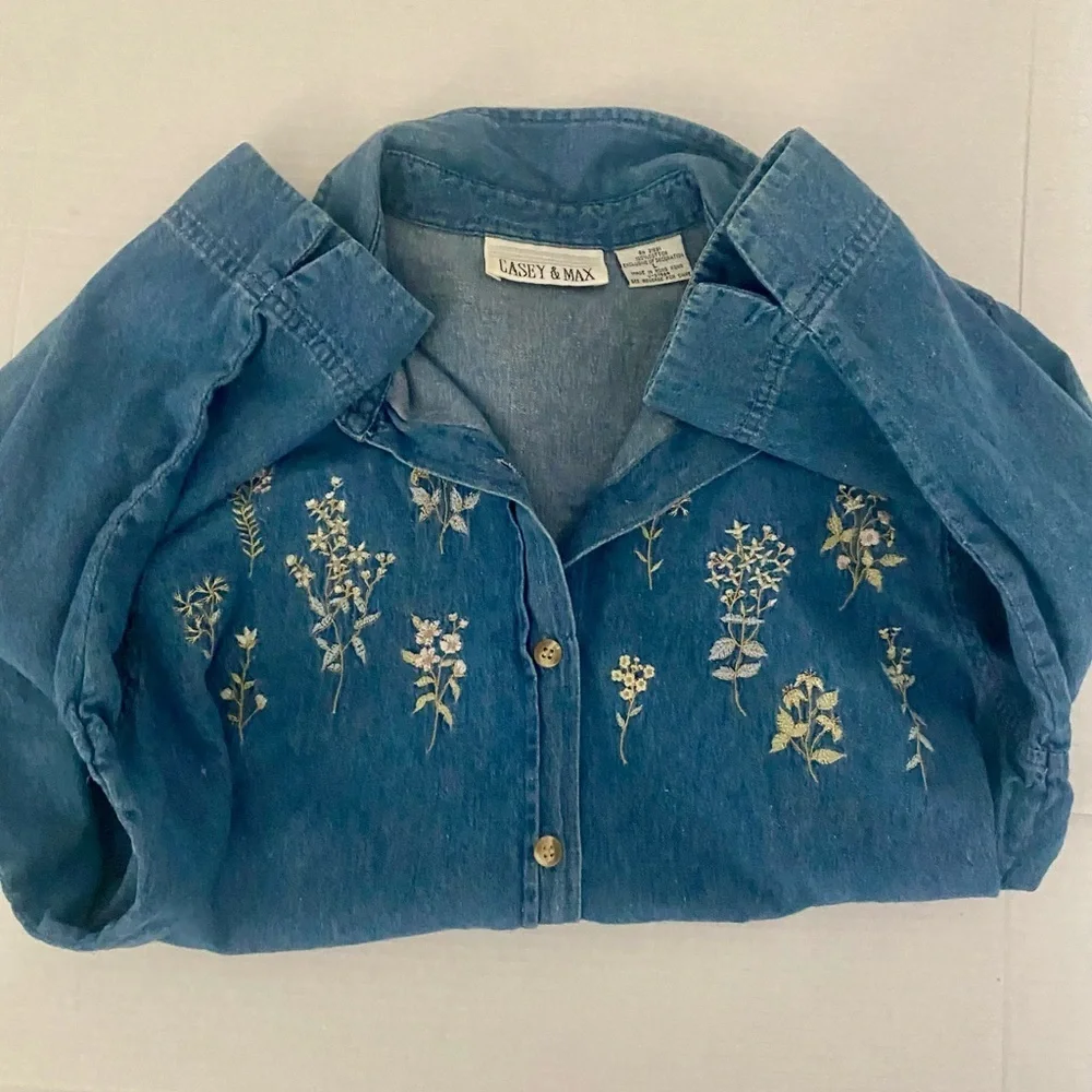 Vintage Casey&Max denim 3/4 sleeve button down with embroidered spring flowers - Picture 9 of 9